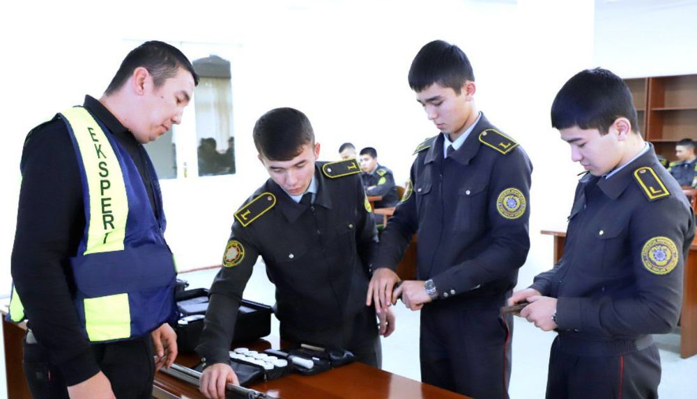Экспертлар ўқувчилар ҳузурида